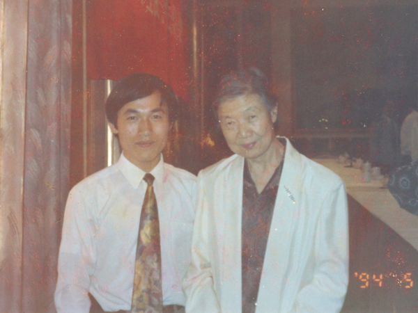 湯傳忠與于若木女士（陳云同志夫人，著名營養(yǎng)專家）合影